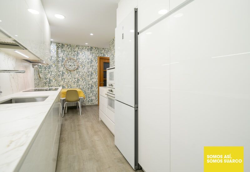 Cocina blanca estrecha Suarco