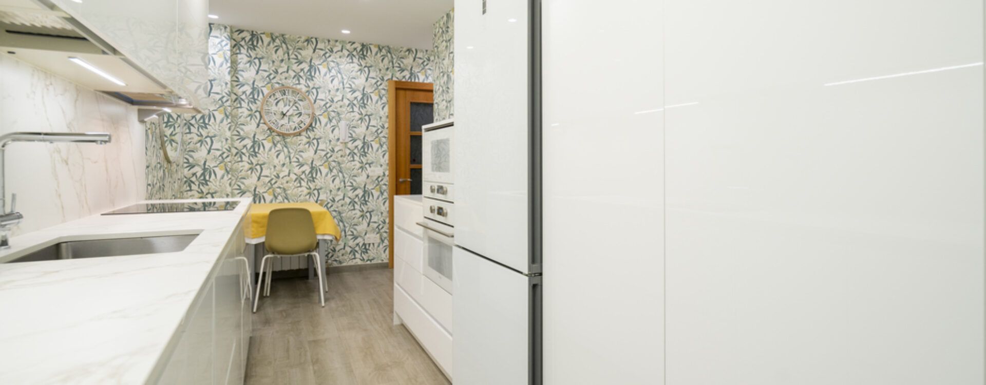Cocina blanca estrecha Suarco