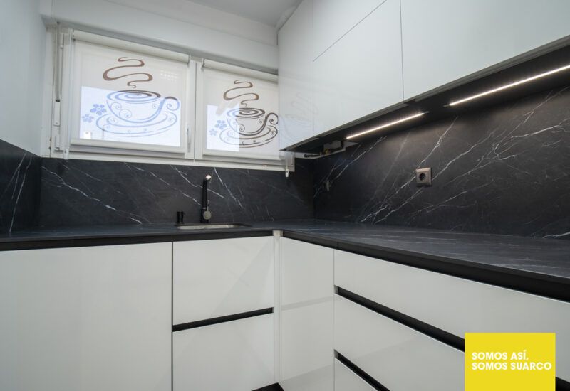 Cocina moderna blanca abierta al salón Suarco