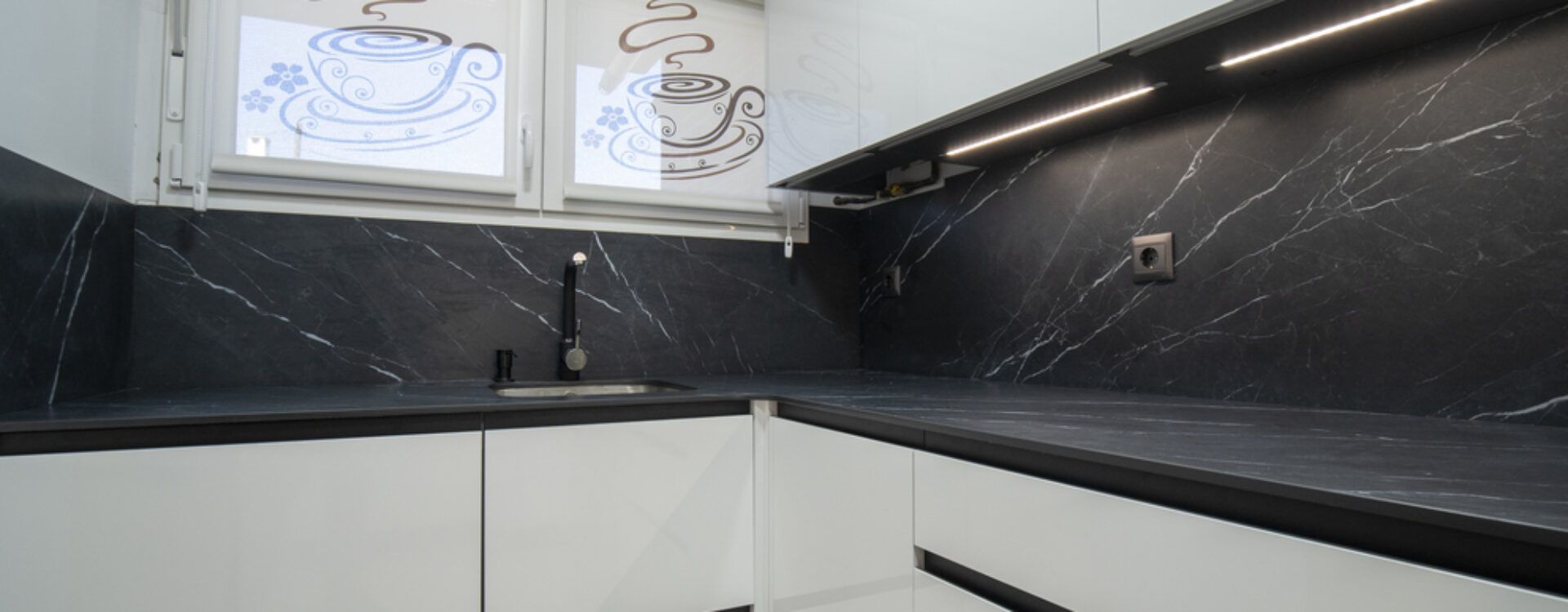 Cocina moderna blanca abierta al salón Suarco