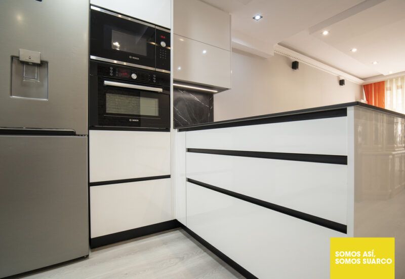 Cocina moderna blanca abierta al salón Suarco
