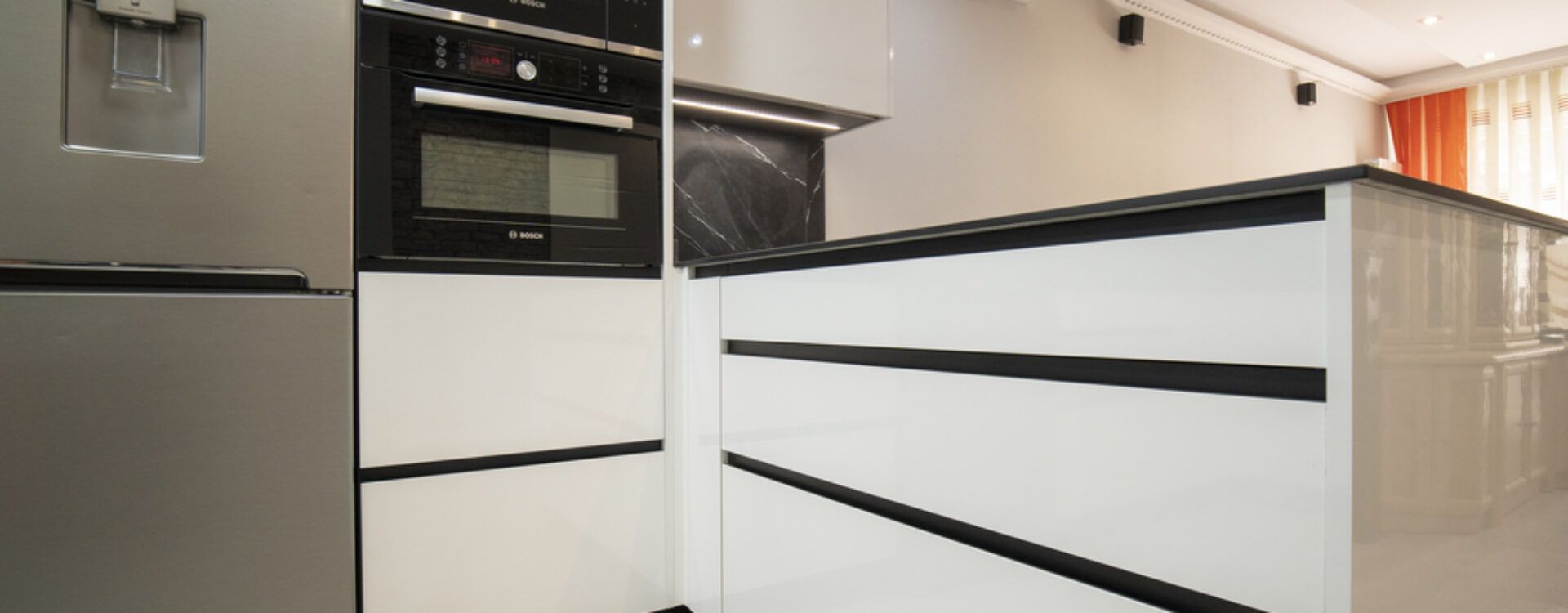 Cocina moderna blanca abierta al salón Suarco