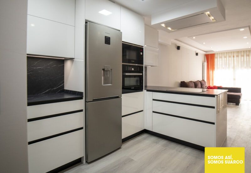 Cocina moderna blanca abierta al salón Suarco