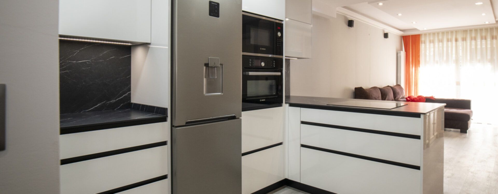 Cocina moderna blanca abierta al salón Suarco