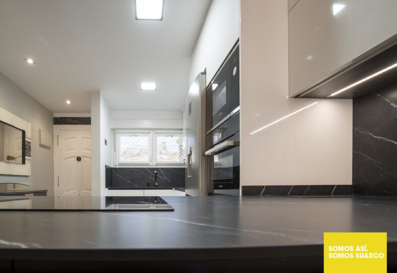 Cocina moderna blanca abierta al salón Suarco