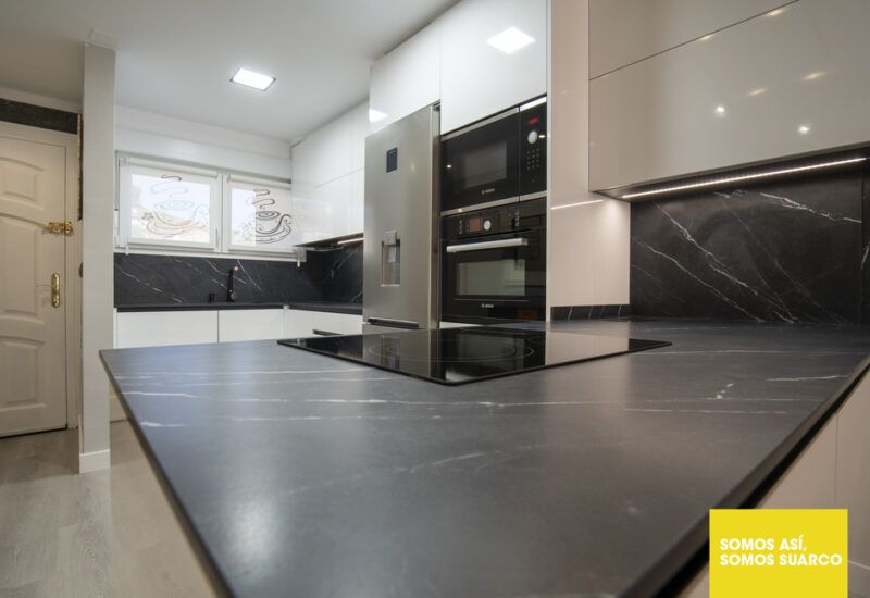 Cocina moderna blanca abierta al salón Suarco