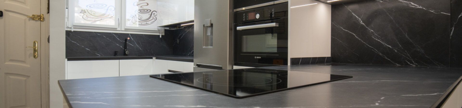 Cocina moderna blanca abierta al salón Suarco