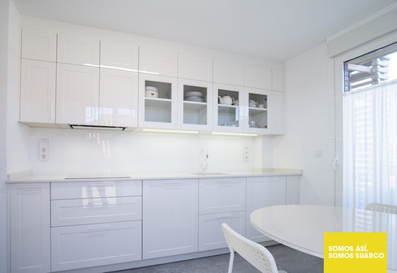 Cocina blanca alargada Suarco