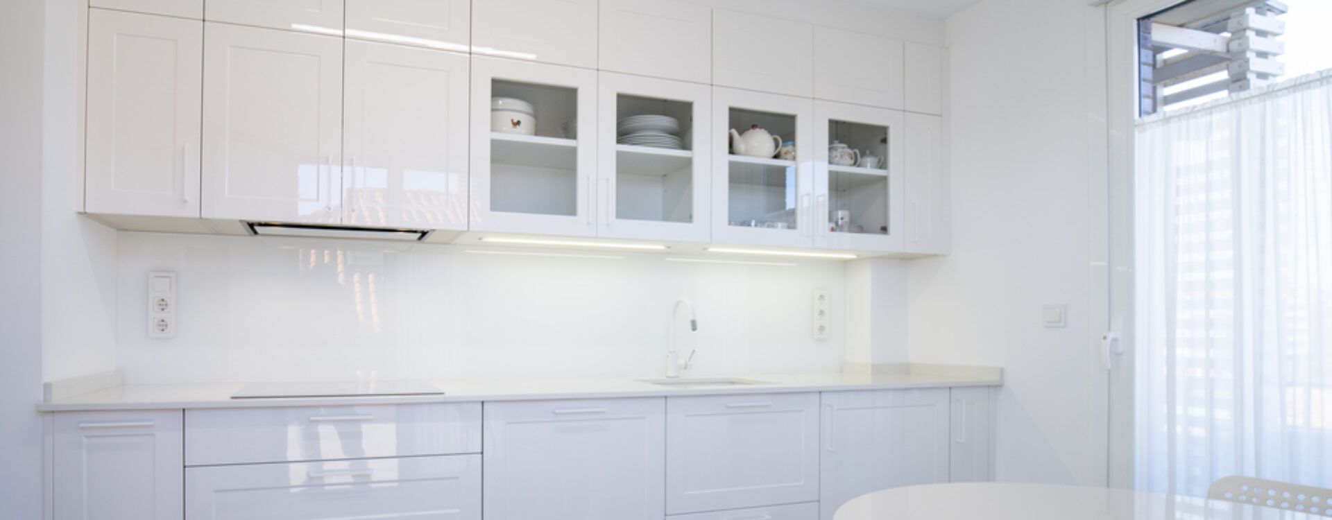 Cocina blanca alargada Suarco