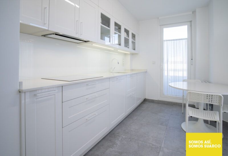 Cocina blanca alargada Suarco