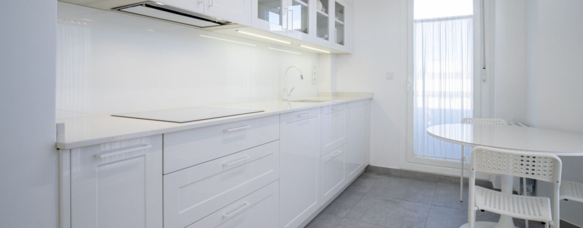 Cocina blanca alargada Suarco