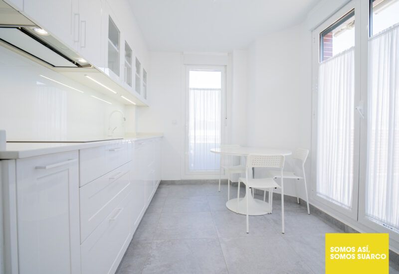 Cocina blanca alargada Suarco