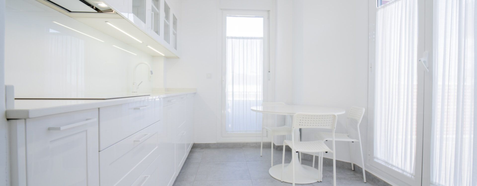Cocina blanca alargada Suarco