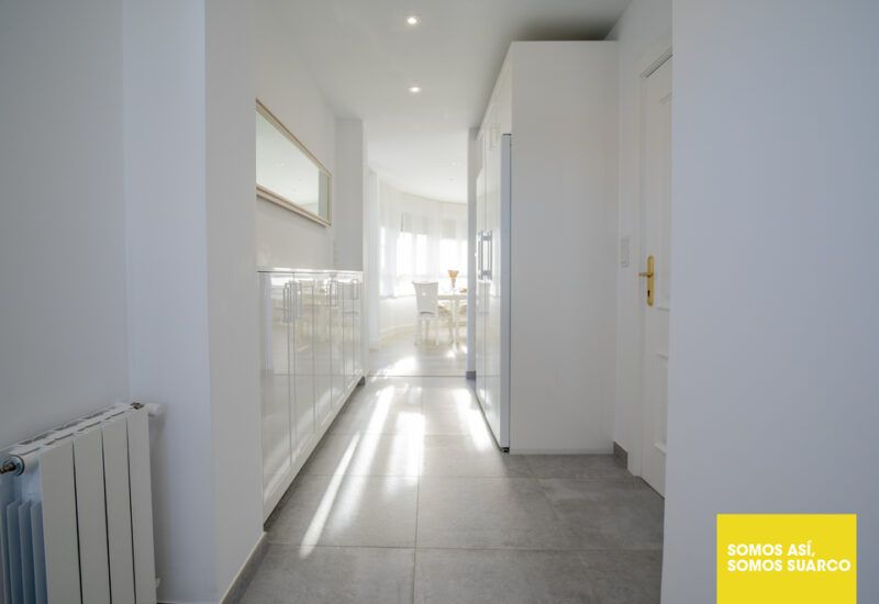 Cocina blanca alargada Suarco