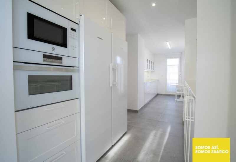 Cocina blanca alargada Suarco