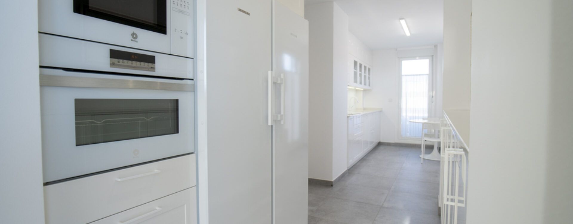 Cocina blanca alargada Suarco