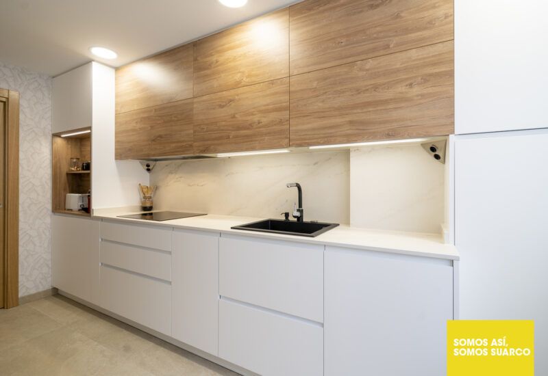 cocina blanca y madera Suarco