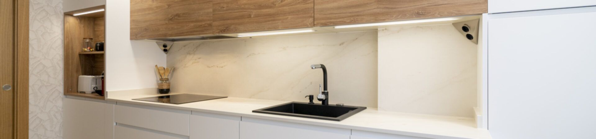 cocina blanca y madera Suarco