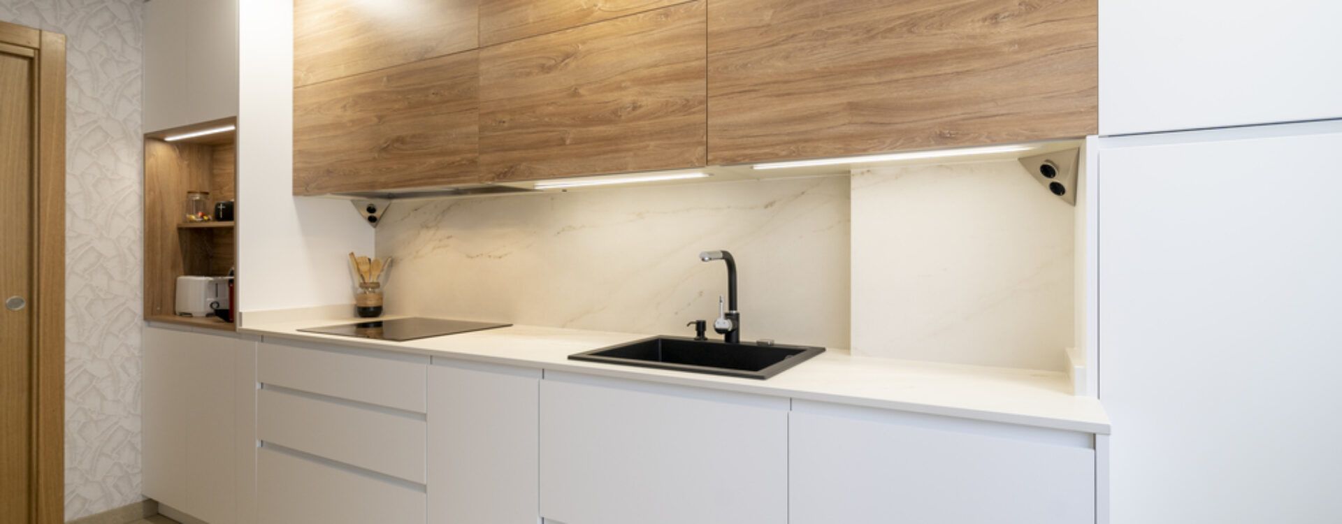 cocina blanca y madera Suarco