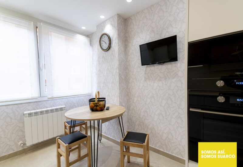 cocina blanca y madera Suarco