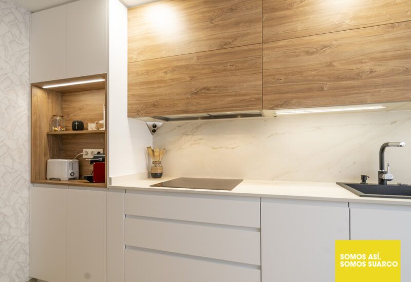 cocina blanca y madera Suarco
