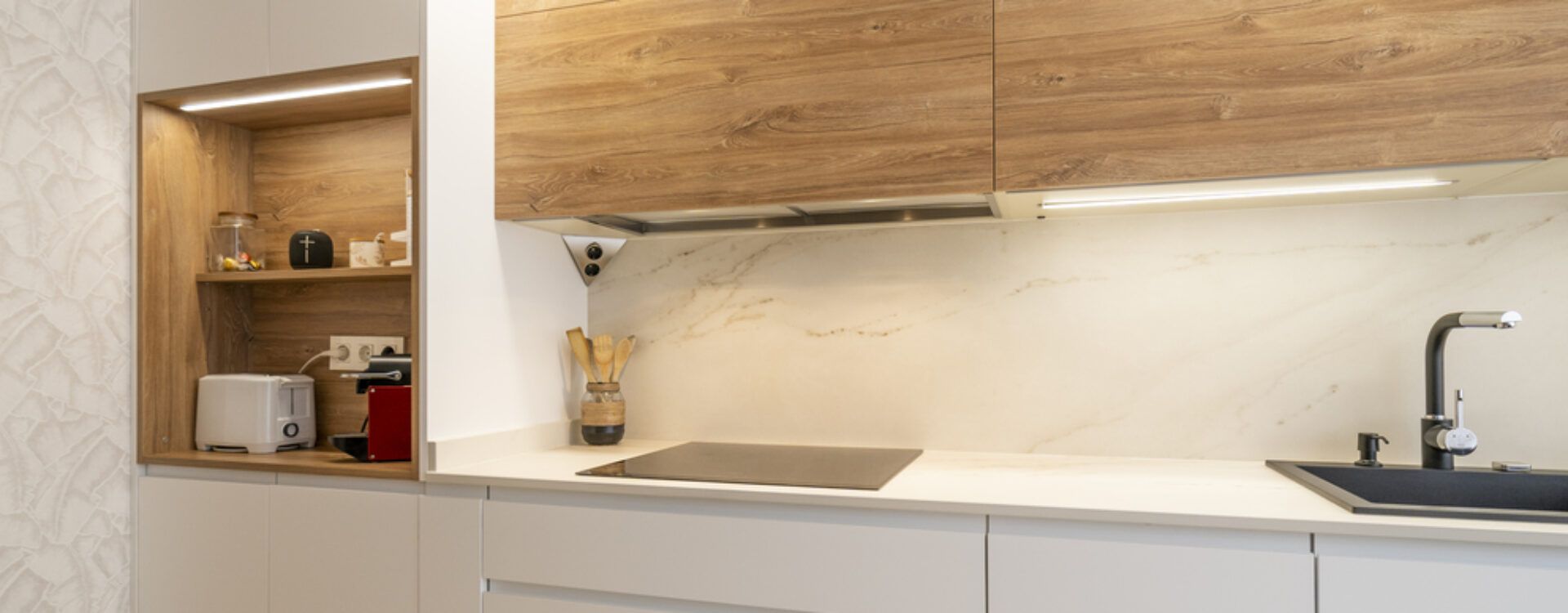 cocina blanca y madera Suarco