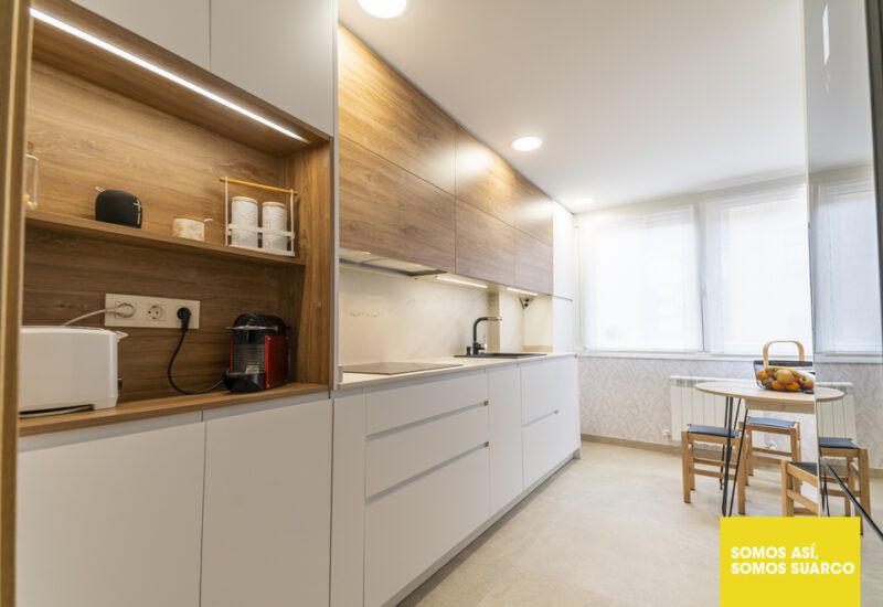 cocina blanca y madera Suarco