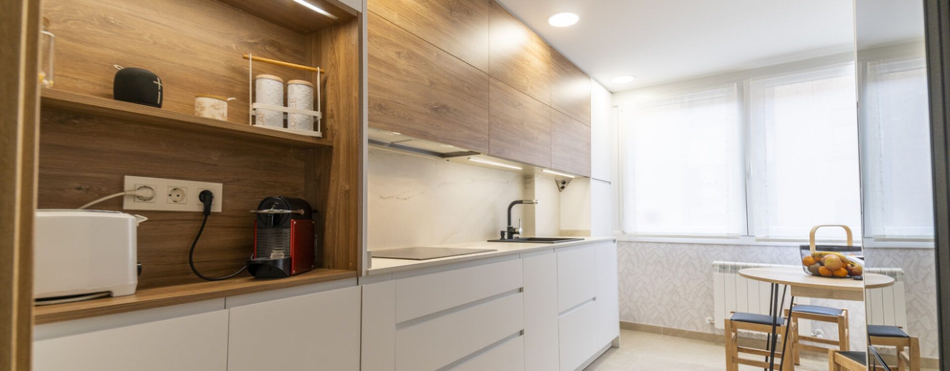 cocina blanca y madera Suarco