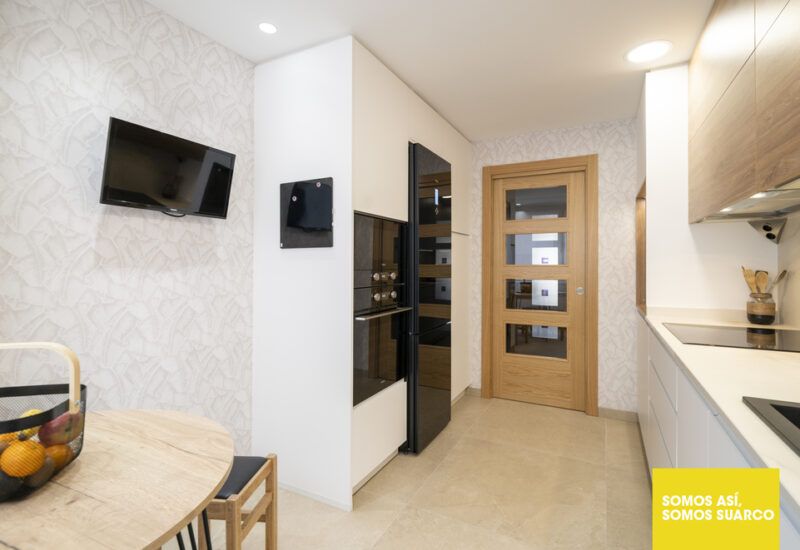 cocina blanca y madera Suarco