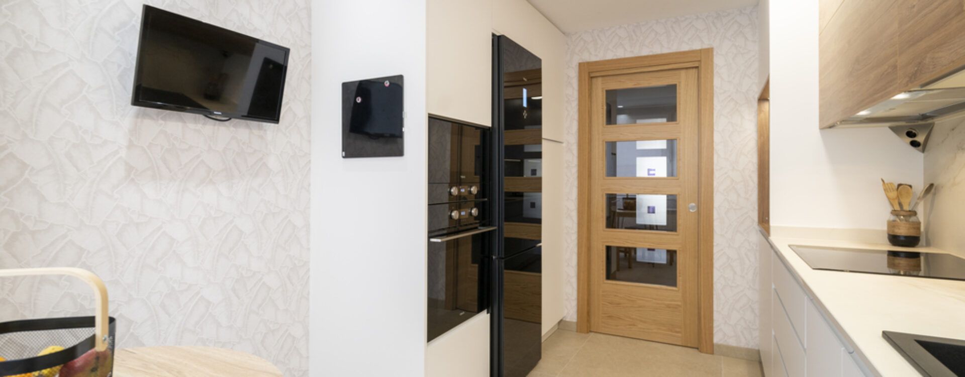 cocina blanca y madera Suarco