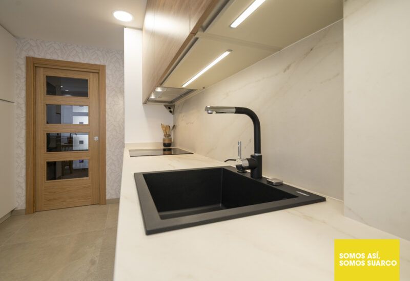cocina blanca y madera Suarco