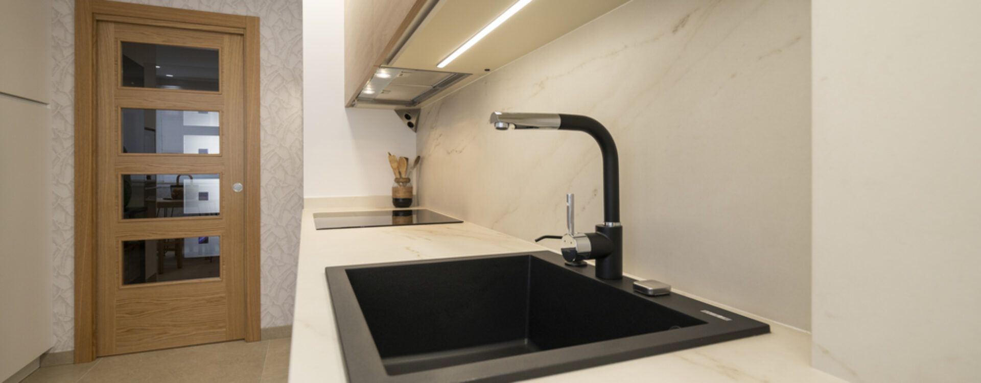 cocina blanca y madera Suarco