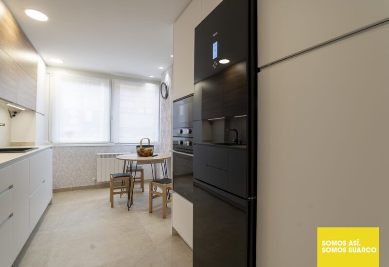 cocina blanca y madera Suarco