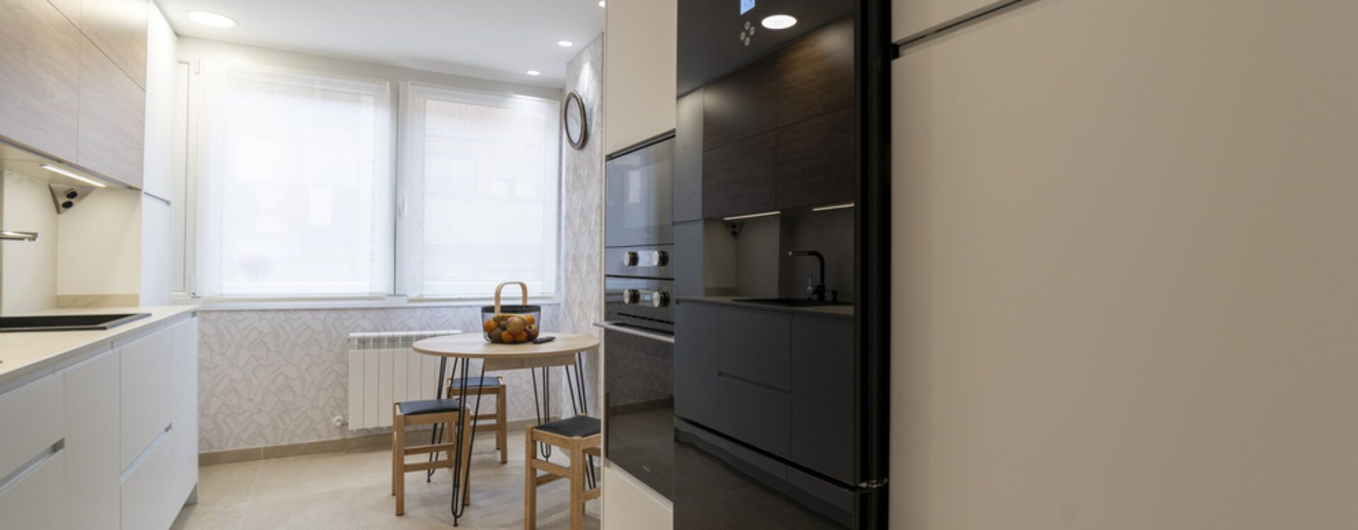 cocina blanca y madera Suarco