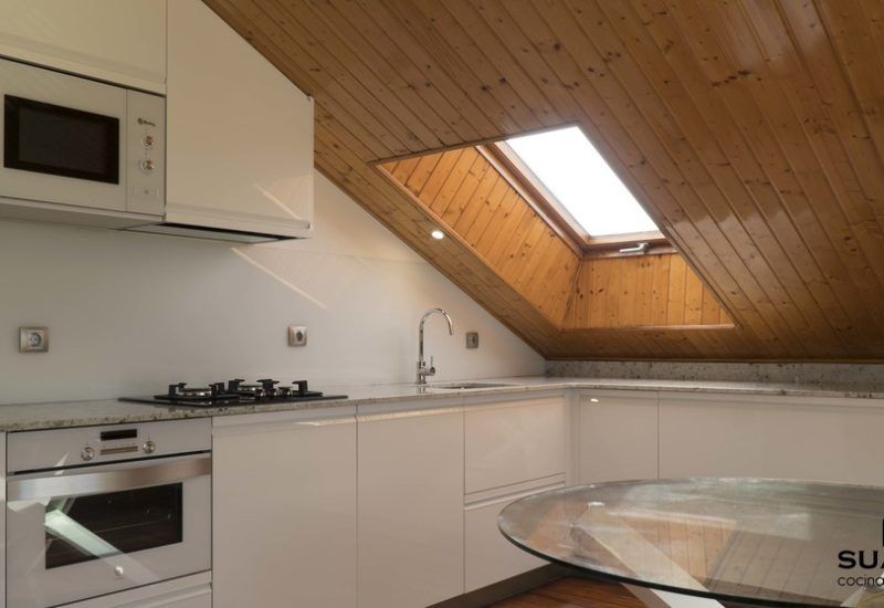 Cocina Blanca con techo agaterado