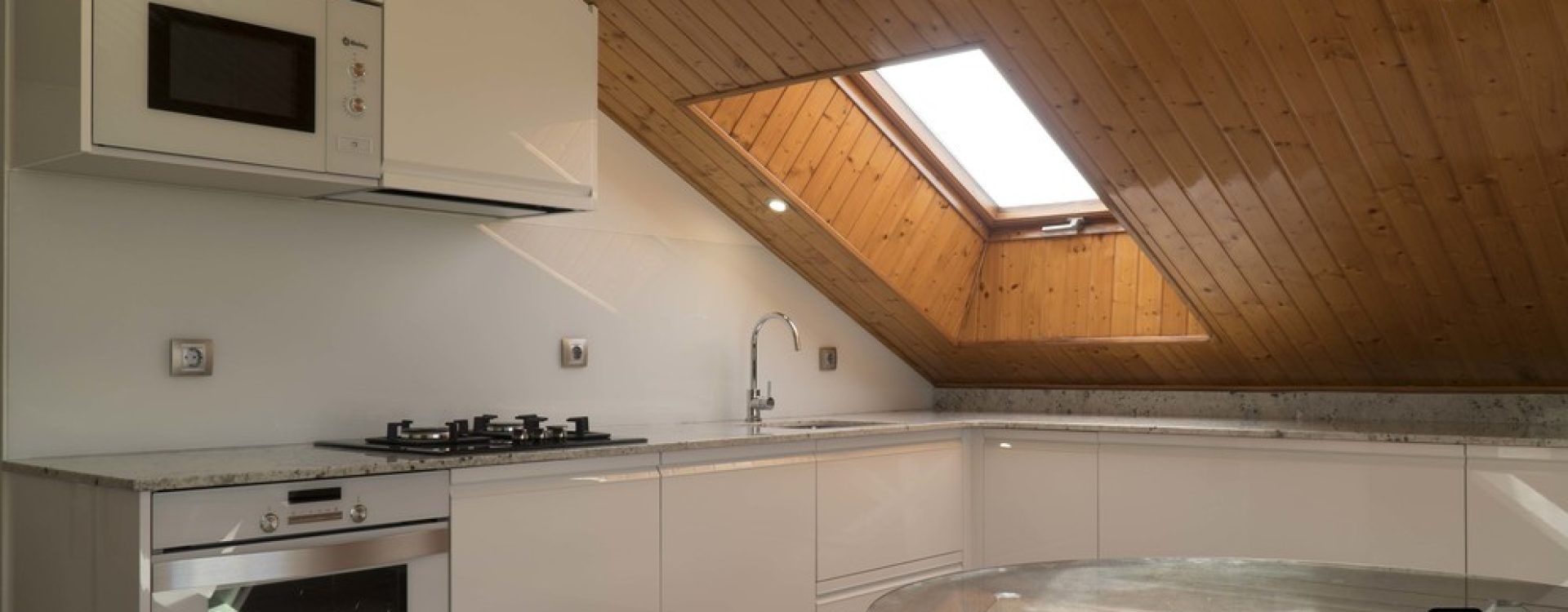 Cocina Blanca con techo agaterado