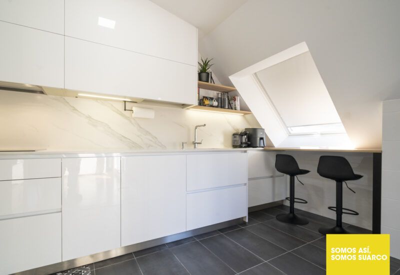 Cocina moderna en ático Suarco