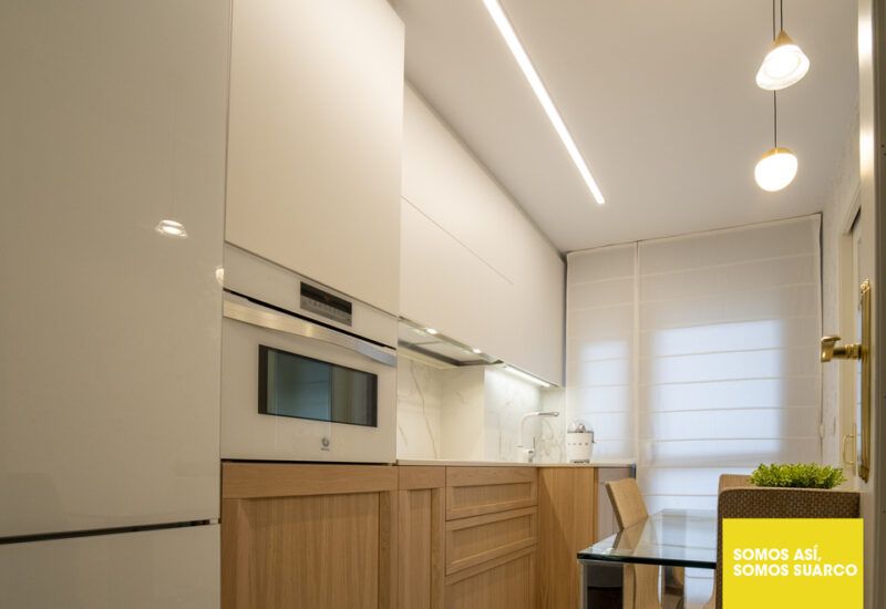 Cocina pequeña en color roble y blanco Suarco
