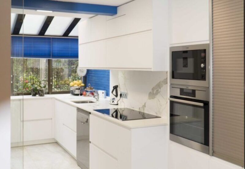 cocinas modernas blancas sin tiradores con dekton 4