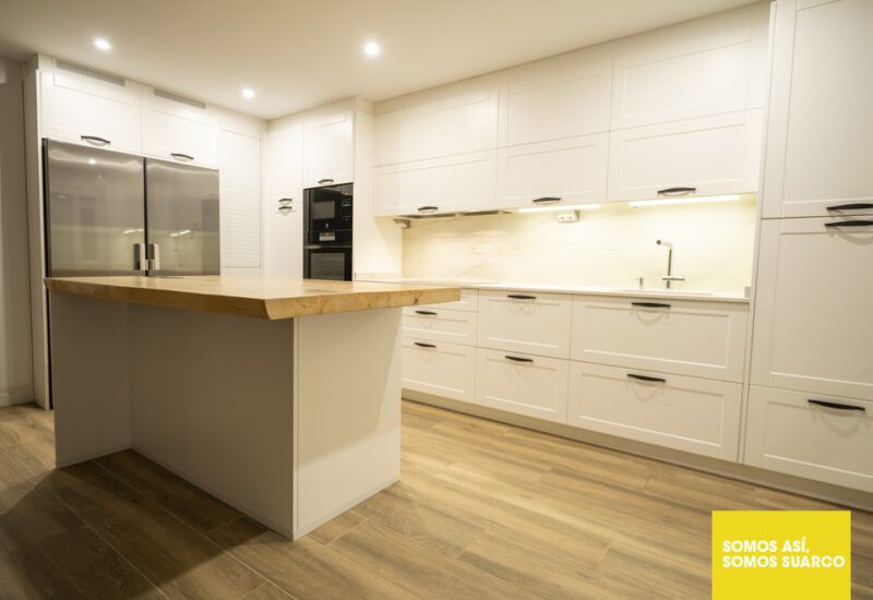 Cocina con isla abierta al salón Suarco
