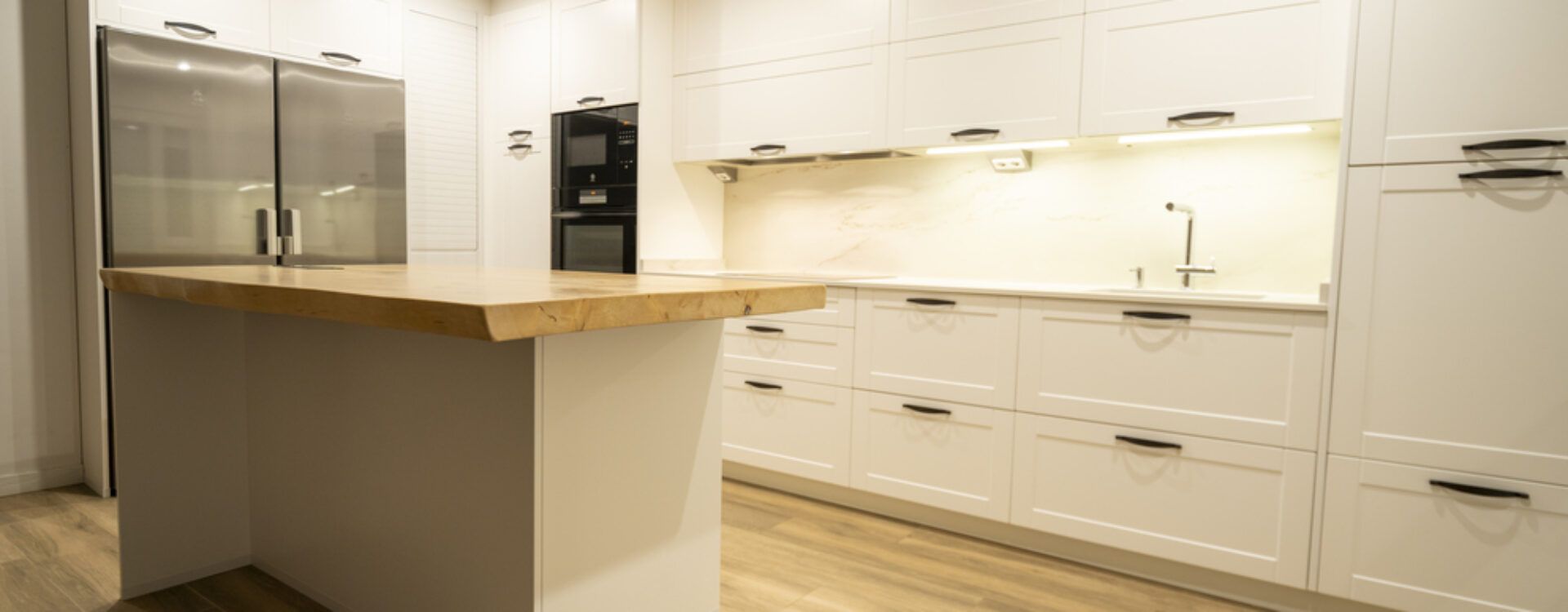 Cocina con isla abierta al salón Suarco