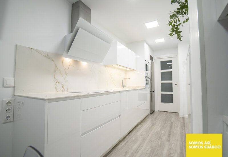Cocina estrecha y alargada Suarco