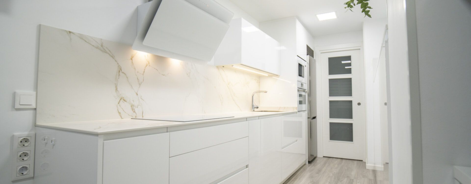 Cocina estrecha y alargada Suarco