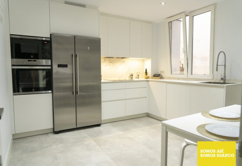 Cocina blanca en forma de L Suarco
