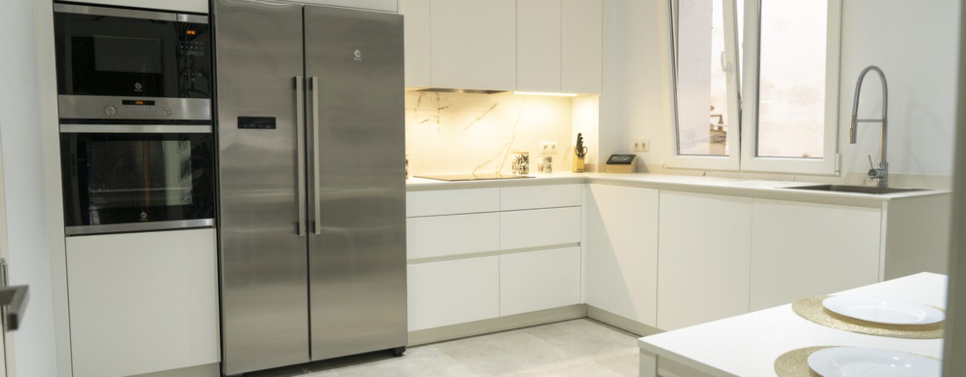 Cocina blanca en forma de L Suarco⁣