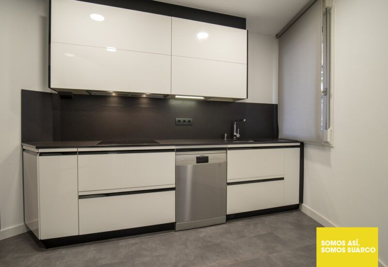 Cocina blanca y negra Suarco