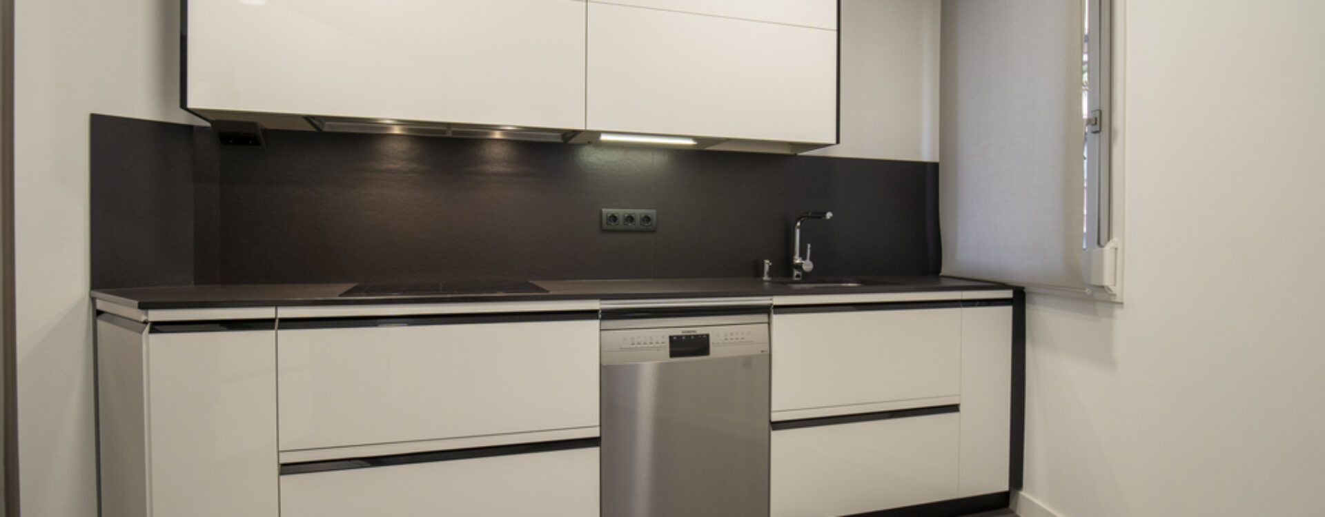 Cocina blanca y negra Suarco