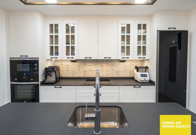 cocina moderna con isla Suarco