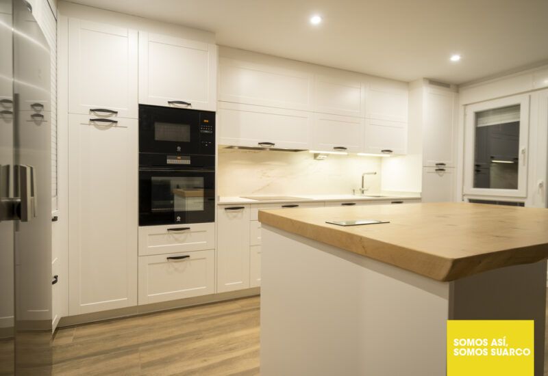 Cocina con isla abierta al salón Suarco