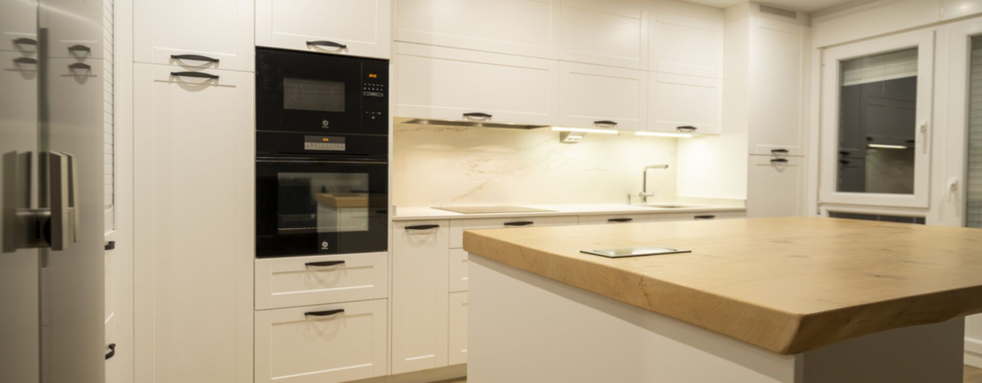 Cocina con isla abierta al salón Suarco
